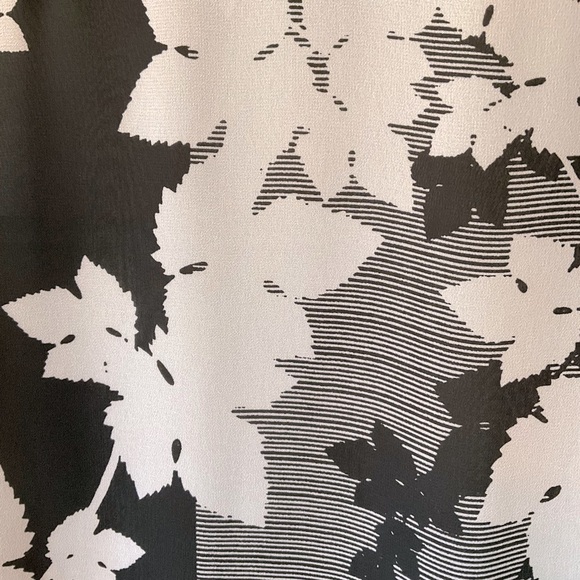 NWOT Vince Camuto Short-Sleeve Floral-Print Tunic, Black/White - Picture 6 of 7